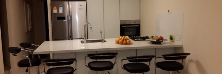 מטבח עם חזיתות זכוכית