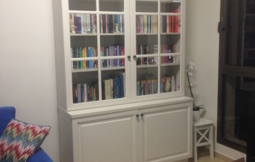 ארון ספרים עם דלתות זכוכית