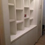 ארון ספרים בתוך נישה