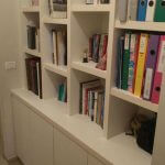ארון ספרים בתוך נישה