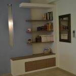 מערכת של ארון ומדפים בכניסה