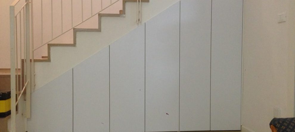 סגירת נישה מתחת מדרגות בגימור פורמאיקה