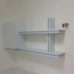 מערכת מדפי קיר וארונית נוספת לאחסון