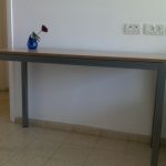 שולחן קונסולה עם מסגרת מתכת ולוח עץ