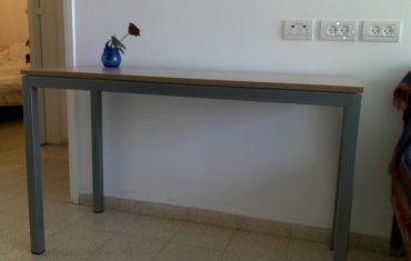 שולחן קונסולה עם מסגרת מתכת ולוח עץ