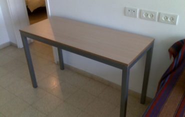 שולחן עם מסגרת מתכת ולוח עץ