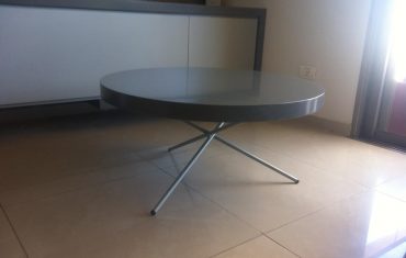 שולחן עגול לסלון עם רגל ברזל מעוצבת