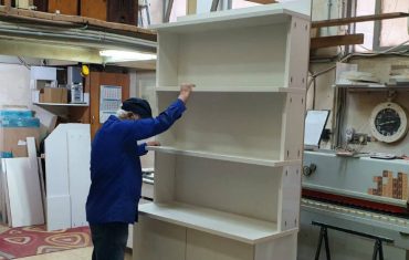 שולחן עבודה עם מדפים