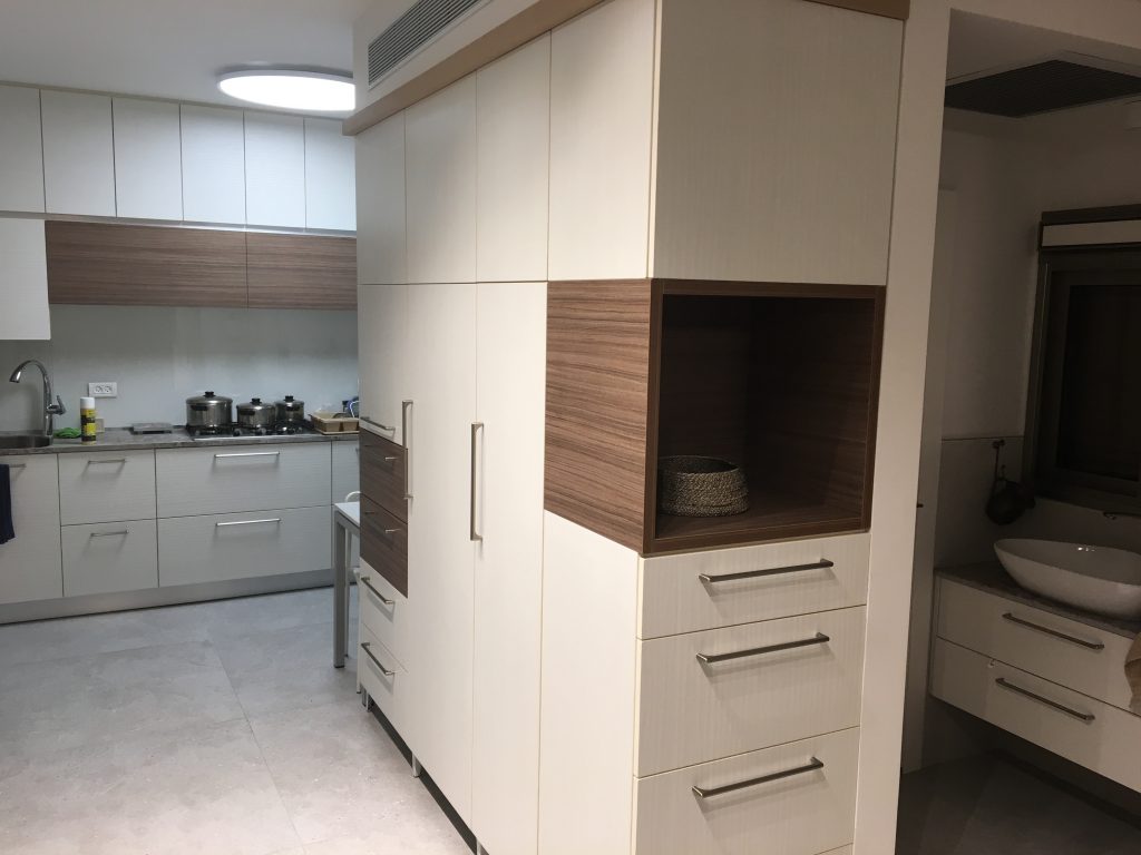 ארון מזווה למטבח בגמר פורמאיקה וידיות אינטגרליות.