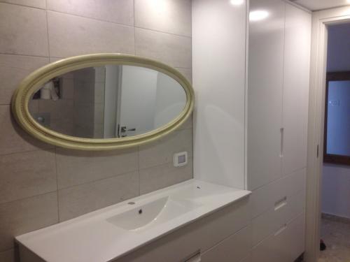 ארון אמבטיה בגימור צבע אפוקסי - מבט מלמעלה