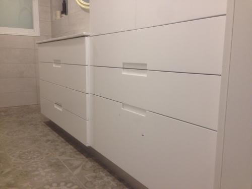 ארון אמבטיה בגימור צבע אפוקסי - מבט מימין