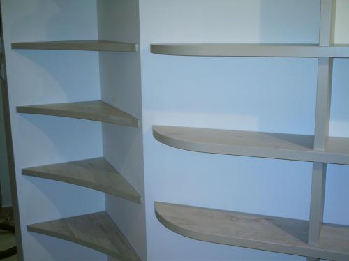 ספריית מדפים בתלייה סמוייה