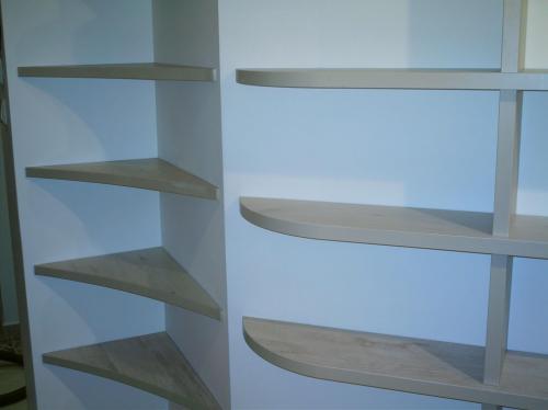 ספריית מדפים בתלייה סמוייה