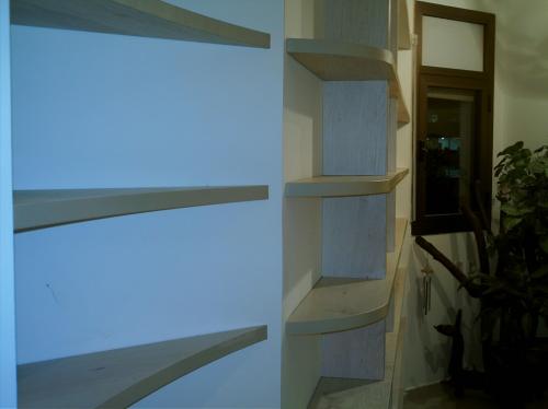 ספריית מדפים בתלייה סמוייה