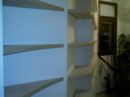 ספריית מדפים בתלייה סמוייה