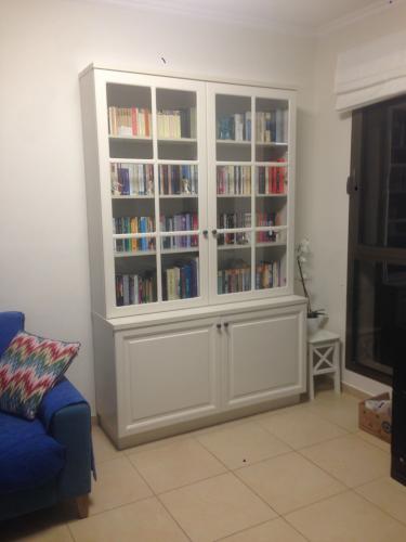 ארון ספרים עם דלתות זכוכית