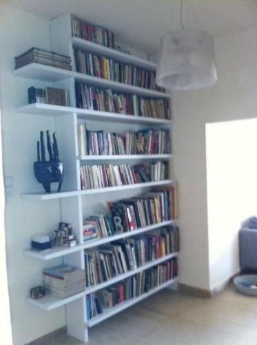 ספריה בכניסה לבית