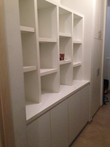 ארון ספרים בתוך נישה