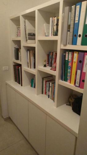 ארון ספרים בתוך נישה