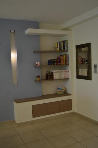 מערכת של ארון ומדפים בכניסה