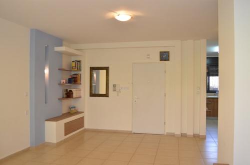 מערכת של ארון ומדפים בכניסה