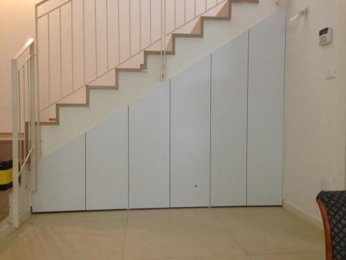 ארון נישה מתחת למדרגות