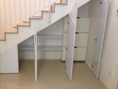 ארון נישה מתחת למדרגות