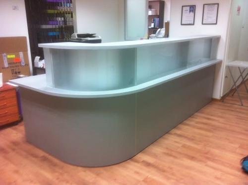 דלפק קבלה זכוכית כפופה