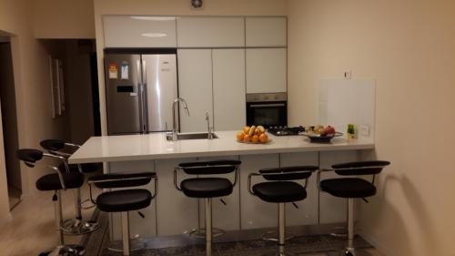 מטבח עם חזיתות זכוכית