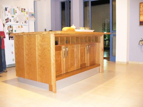 אי למטבח עץ דובדבן