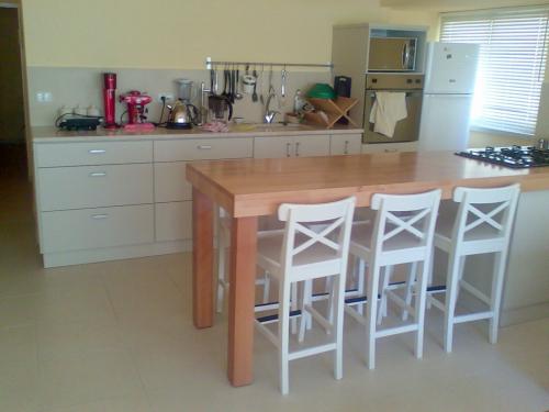 מטבח עם אי מעץ מלא