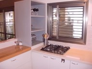 שדרוג מטבח - הוספת יחידת מדפים דו כיוונית