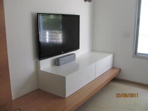 ארון למכשירי מדיה ואיחסון