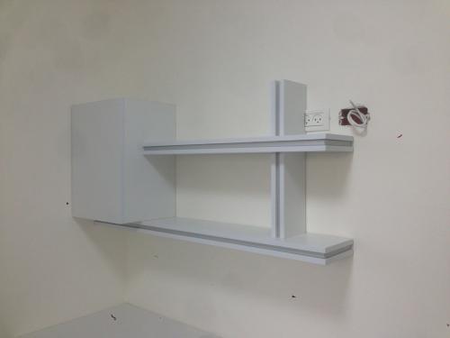 מערכת מדפי קיר וארונית נוספת לאחסון