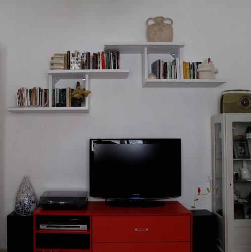 מערכת מדפים מדורגת לסלון