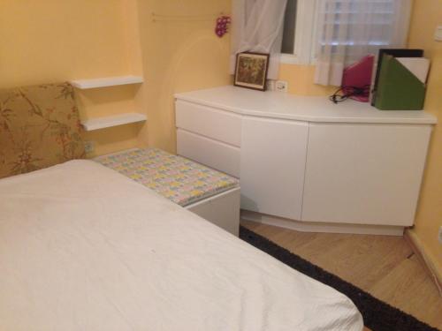 מדפים קטנים לחדר שינה