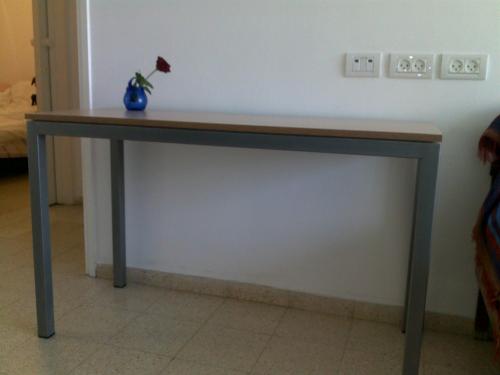 שולחן קונסולה עם מסגרת מתכת ולוח עץ