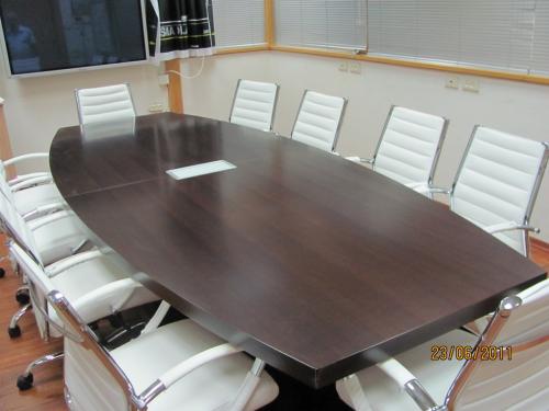 שולחן ישיבות אובלי קטום