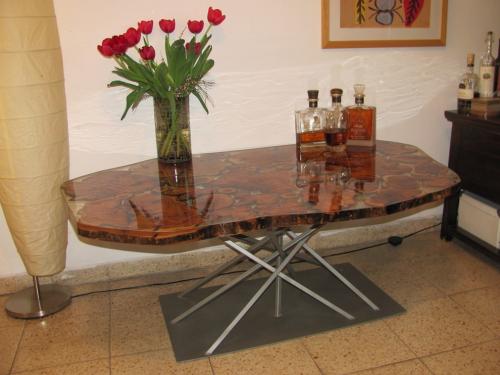 שולחן סלון עץ זית וברזל