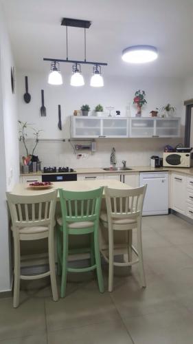 אלמוג אי חזית