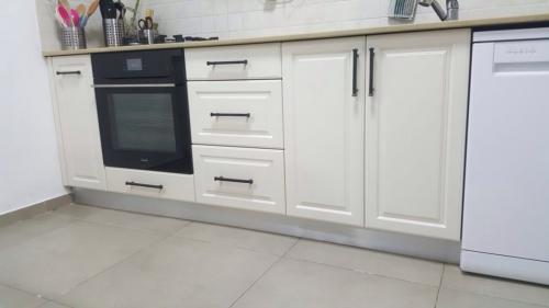 אלמוג מטבח אחרי