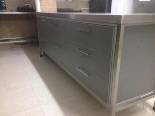 אי למטבח משולב שלד נירוסטה ומגירות 