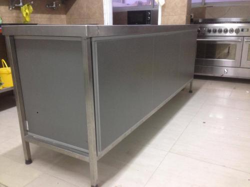 אי למטבח משולב שלד נירוסטה בשלבי הייצור