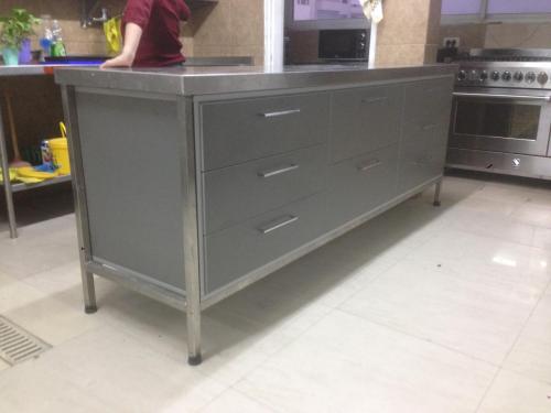 אי למטבח משולב שלד נירוסטה ומגירות