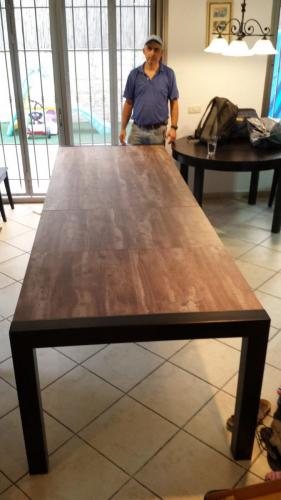 שולחן אוכל, נפתח ע"י שתי הגדלות פנימיות המוסיפות לו מטר