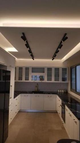 מטבח עם חזיתות בגמר פולימר, חזיתות עליונות פולימר וזכוכית צרובה