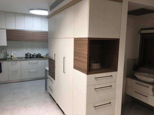 מטבח בגמר פורמאיקה. גוון אחד חלק וגוון שני בדוגמת עץ