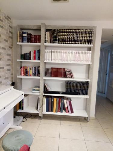 ספריה בשילוב בטון ופורמאיקה