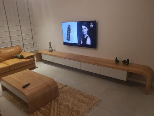 שולחן ומזנון בגמר פורניר עם דפנות מעוגלות